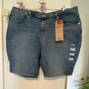 Levi's Women's Classic Blue Bermudas Size 16